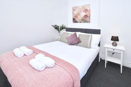 We're Open! Grosvenor House - 4 Double Bedrooms And A Kitchen With Bar!, Newcastle under Lyme, Staffordshire