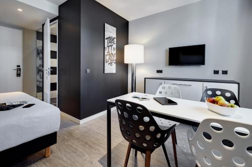 1 queen bed, 1 bunk bed