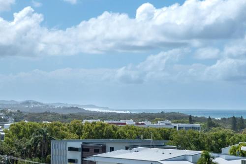 Coolum Beach 3 level Townhouse Private Rooftop Terrace Spa Overlooking Mount Coolum