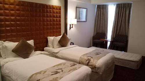 Standard Twin Room image 1