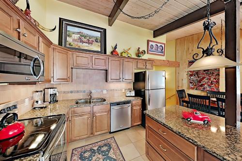 Updated Mountainside Condo with Hot Tub condo - image 3