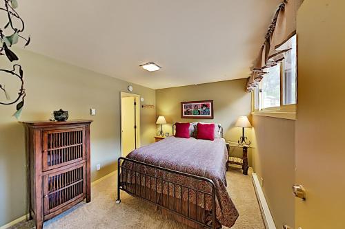 Updated Mountainside Condo with Hot Tub condo - image 4