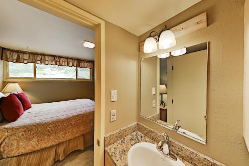 Updated Mountainside Condo with Hot Tub condo - image 7