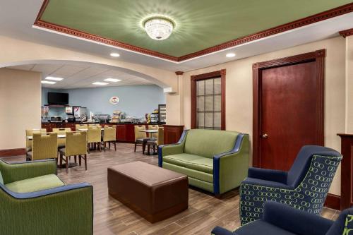 Super 8 by Wyndham West Greenwich/Providence in West Greenwich, USA