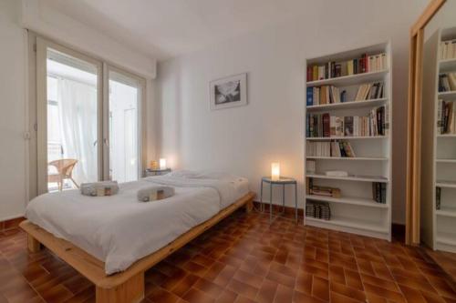 GRAND APPARTEMENT LUMINEUX POUR 2 à 4 PERSONNES A AVIGNON INTRA-MUROS WiFI GRATUIT