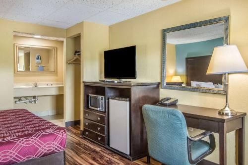 Econo Lodge Hotel - image 6