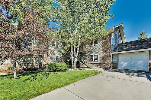 All-Suite Top-Floor Getaway with Private Garage townhouse - main image