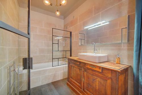MMOGROOM - Industrial Style - Spacious - AC- City Center- CONGRESSBEACHES - image 11