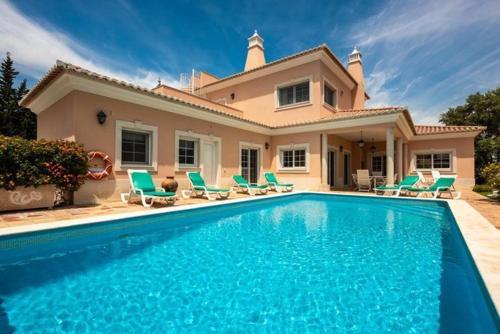 Villa Senna - 4 Bedroom Luxury Villa - Well Furnished Interior - Great Pool Area 