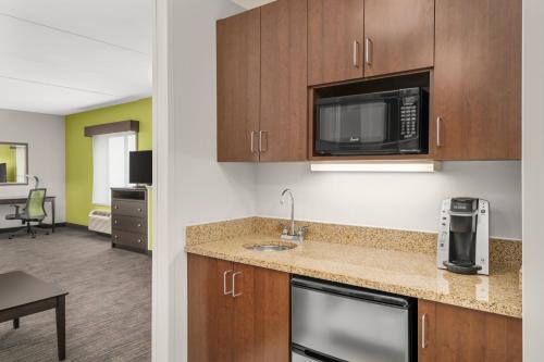 Holiday Inn Express & Suites Wilmington-Newark, an IHG Hotel