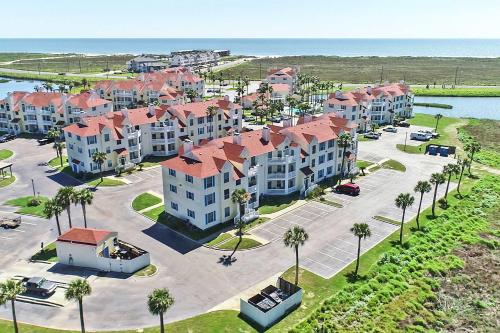 Modern Corpus Beach Condo with Resort Amenities - image 7