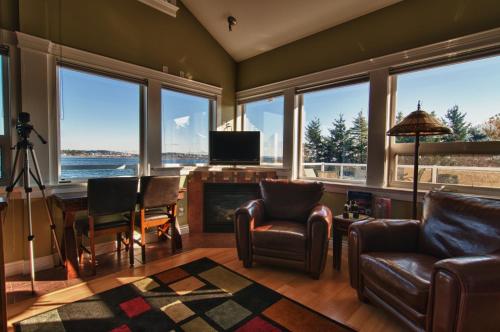 Birds of a Feather Victoria Oceanfront Studio Suites in Colwood, Canada
