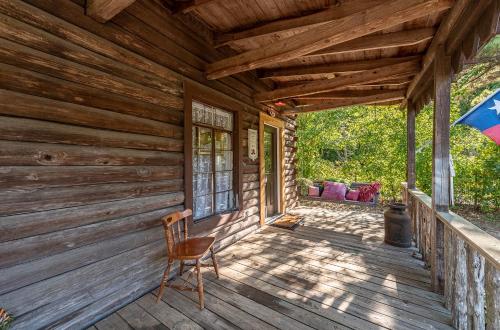 Tiny house LogCabinBnB - Ren Fest Renaissance Festival Bernhardt Arrowhead Hill Olde Dobbin Station Ranch House Farmhouse Wedding Venue Houston Woodlands College Station TAMU in Montgomery, USA