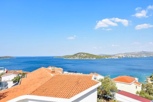 One-Bedroom Apartment with Sea View image 8