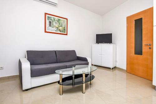 One-Bedroom Apartment with Sea View image 7