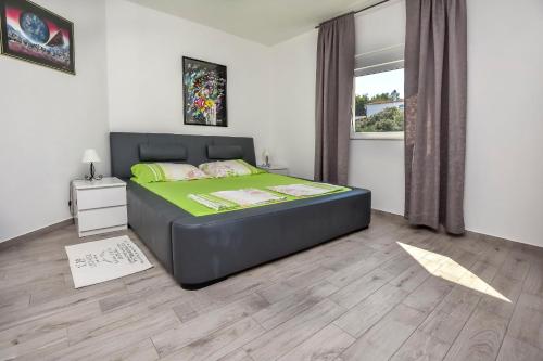 One-Bedroom Apartment with Sea View image 4