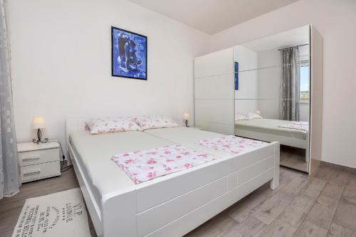 One-Bedroom Apartment with Balcony image 5