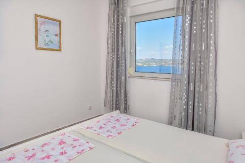 One-Bedroom Apartment with Balcony image 3