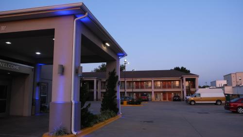 Catoosa Inn & Suites