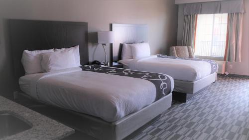 2 queen beds
