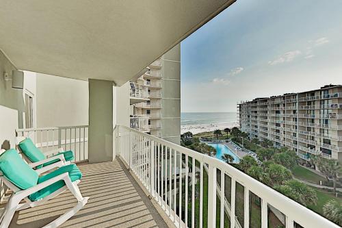 Beach-View Tradewinds Retreat Beachside Pool condo - image 5