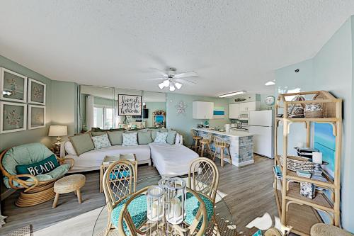 Beach-View Tradewinds Retreat Beachside Pool condo - image 7