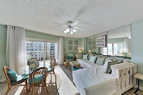 Beach-View Tradewinds Retreat Beachside Pool condo - image 8