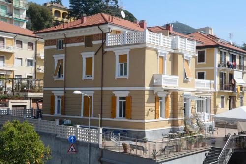 Hotel Ines, Varraze bei Albisola Superiore