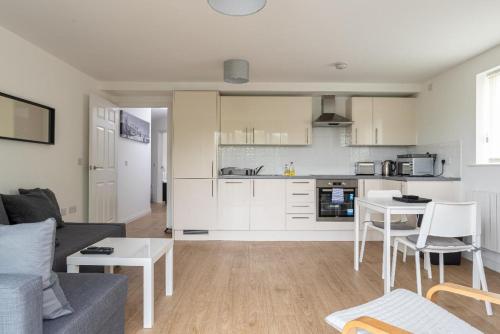 Riverside Balcony Apartment With Parking