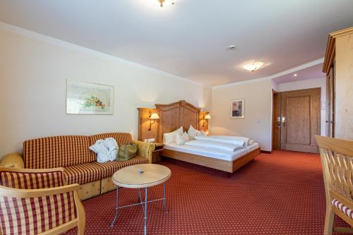 1 queen bed, 1 sofa bed