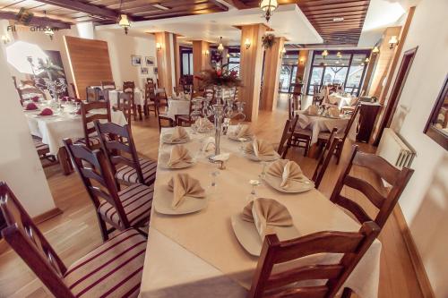 餐廳, 耶雷米亞莫維拉酒店 (Hotel Ieremia Movila) in 蘇切維察