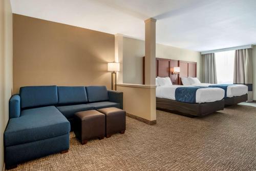 2 queen beds, 1 sofa bed