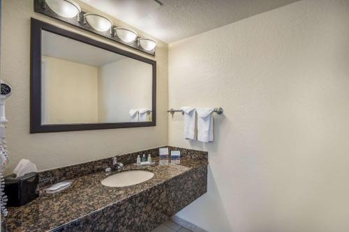Clarion Inn & Suites Central Clearwater Beach - image 11
