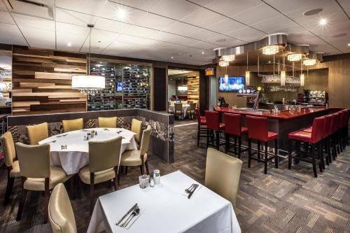 Restaurant, Hotel Ambassadeur et Suites in Quebec City (QC)