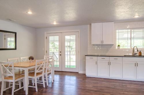 Never Stop Exploring- 3 bedroom 2 bath home of duplex close to Zion Bryce and Brianhead - image 6