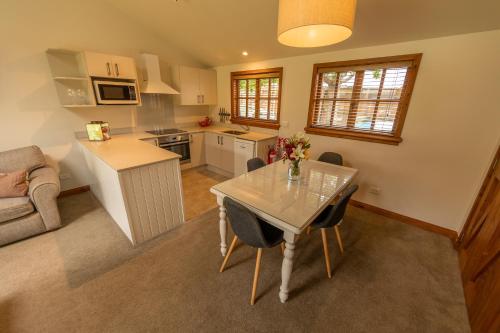 Wanaka Homestead Lodge & Cottages Set in a prime location of Wanaka, Wanaka Homestead Lodge & Cottages puts everything the city has to offer just outside your doorstep. The property has everything you need for a comfortable stay. To b