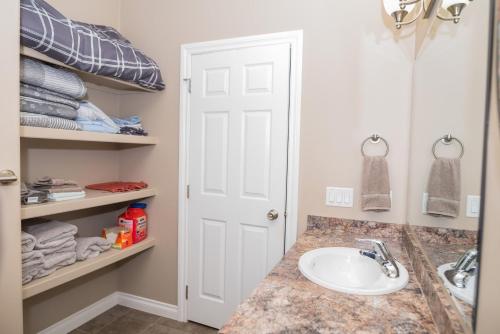 Upper Suite Duplex - 3 Beds / 2 Baths By Restaurants, Costco, Best Buy & G P Airport
