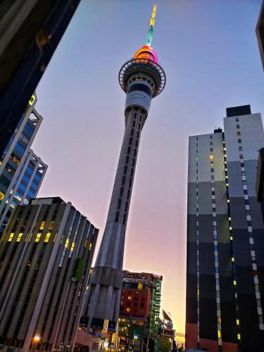 Surf 'N' Snow Backpackers Across Sky Tower, Auckland (Foto 10)