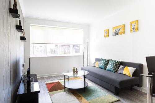 Bowman Gardens Modern 2 Bedroom Large Contractor Apartment Up To 6 People Free Parking By Dream , , Glasgow