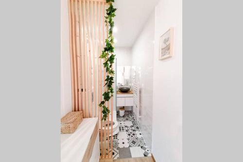 Bathroom, LE COCOON / PROCHE GARE / NETFLIX in Sens