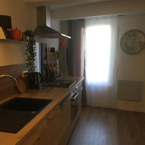 廚房, La Petite Adresse de Rose Maison de vacances Entrée autonome (La Petite Adresse de Rose Maison de vacances Entree autonome) in 里布佐瑞奧