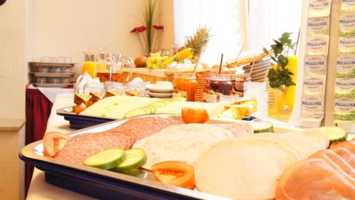 Food and beverages, Hotel Garni am Hechenberg in Mainz