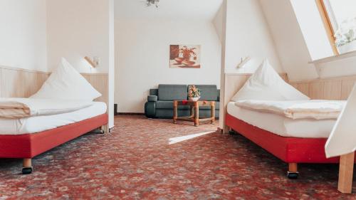 1 queen bed, 2 twin beds