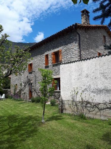 Cirjuana, casa en el centro con agradable jardín y barbacoa