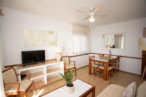 Apartamentos María Cristina Beach - image 11
