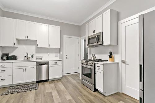Kitchen, 2BR Comfy and Stylish Apt in West Town - Erie 1R in West Town