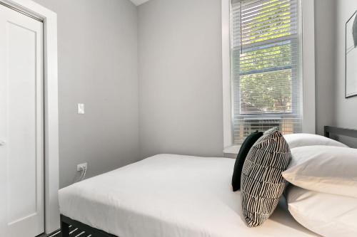 2BR Comfy and Stylish Apt in West Town - Erie 1R in West Town