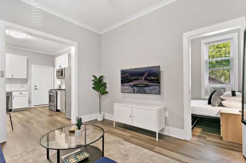 2BR Comfy and Stylish Apt in West Town - Erie 1R in West Town
