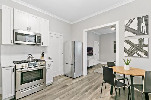 Kitchen, 2BR Comfy and Stylish Apt in West Town - Erie 1R in West Town