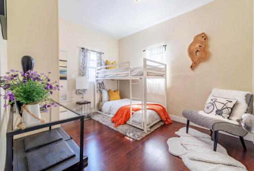 Beautifully decorated Leimert Park home close to USC and LAX in Los Angeles, USA